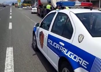 Aksidentoi efektivin dhe dy mjete të Policisë, në pranga 33-vjeçari me precedent të mëparshëm penal