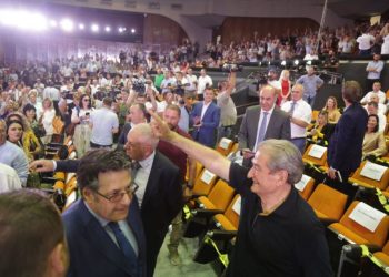 FOTOT/ Berishën e presin si “shpëtimtar”, indiferencë poshtëruese për Bashën. Delegatët: “U rikthye komandanti”, “O Sali o hero, gjithë Shqipëria ty të do”