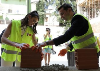 “Krenare që jam shqiptare”/ Dua Lipa i bashkohet nismës së Bashkisë së Tiranës “Adopto një Kopsht”, Veliaj: Dhuratë për 300 fëmijë