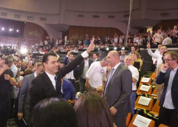 FOTOT/ Berishën e presin si “shpëtimtar”, indiferencë poshtëruese për Bashën. Delegatët: “U rikthye komandanti”, “O Sali o hero, gjithë Shqipëria ty të do”