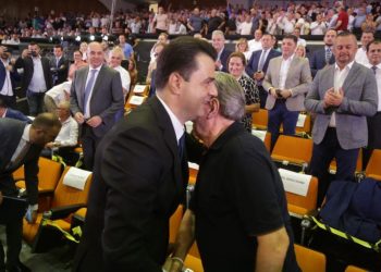 FOTOT/ Berishën e presin si “shpëtimtar”, indiferencë poshtëruese për Bashën. Delegatët: “U rikthye komandanti”, “O Sali o hero, gjithë Shqipëria ty të do”