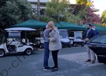 FOTOT/ Rama viziton Athinën! Pritet nga ish-kryeministri grek Papandreu, nuk i kursejnë përqafimet