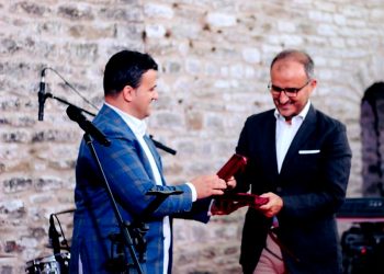 Ambasadorit Soreca i dorëzohet “Çelësi i qytetit” në Gjirokastër