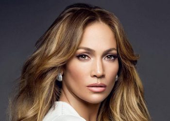 FOTO: Jennifer Lopez tepër sensuale në videoklip, bën zemrën me duar në vendin intim