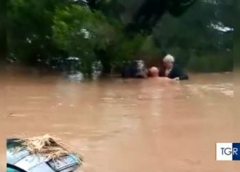 Itali/Shqiptari hero, hidhet në ujë dhe shpëton nga mbytja të moshuarin italian (VIDEO)