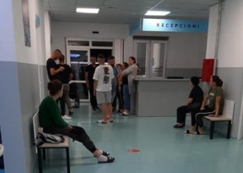 Helmimi masiv në Deçan/ Serbia distancohet nga ngjarja, opozita në Kosovë kërkon të mblidhet Këshilli i Sigurisë Kombëtare