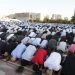 Myslimanët festojnë Kurban Bajramin/ Qindra besimtarë falin namazin në sheshin “Skënderbej”. Kreu i KMSH: Të shpërndajmë sa më shumë dashuri