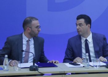 Sulmet ndaj numrit dy të PD, Basha del në konferencë me Gazment Bardhin, mesazhi për kundërshtarët: Nuk e “lëshoj”