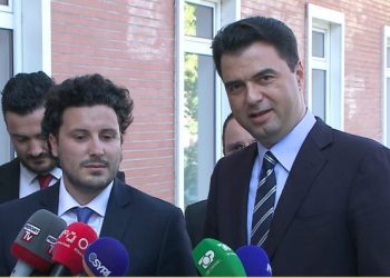 Abazoviç pas takimit me Bashën: Mos u merrni me punë të kota dhe mos krijoni tensione! Lideri i PD: Je etalon i guximit