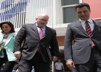 Mesazhet e Reeker për Tiranën/ Milo: Bashës mund t’i jetë kërkuar distancimi nga Berisha