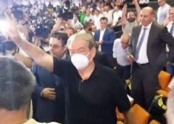 Sali Berisha hyn në sallë, demokratët “shpërthejnë” në brohoritje e ovacione, Kuvendi Kombëtar i PD “bipolar”