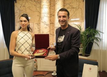 VIDEO+FOTOT/ Këngëtarja e famshme shqiptare Dua Lipa mbërrin në Tiranë, dhuratat që shkëmbyen me Erion Veliajn