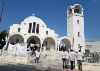 I dashuri i mori jetën! Përcillet për në banesën e fundit 26-vjeçarja greke, gjithçka e bardhë për të, kuptimi i banderolës që mbanin në duar