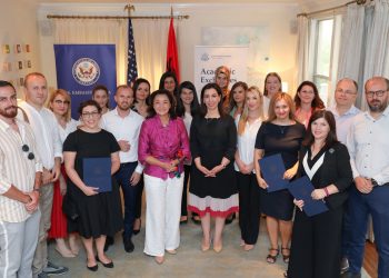 Ambasadorja Kim dhe ministrja Kushi bursa e certifikata studentëve shqiptarë: Kontribuoni në fuqizimin e Shqipërisë