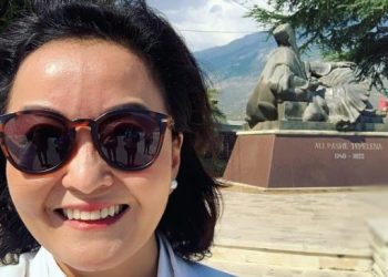 Yuri Kim bën foto para bustit të Ali Pashës, mesazhi: S’mund të rezistoja pa u ndalur në Tepelenë