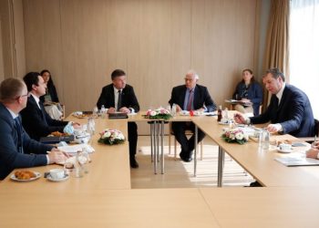 Tensione e akuza/ 3 orë përballë njëri-tjetrit, përfundon takimi Kurti-Vuçiç, kryeministri akuza për 3 gjenocide. Presidenti serb ankohet: Me shqiptarët nuk flitet