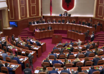 Fundi i një Parlamenti të pazakontë, nga djegia e mandateve të opozitës tek shkarkimi i kreut të shtetit