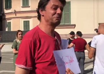 Aktori i PD reagon pas vendimit të Kushtetueses për Teatrin: Horra, uluni ne gjunjë dhe kërkoni falje