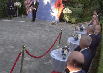 Pavarësia e SHBA bën bashkë Yuri Kim me Ilir Metën, Agron Shehaj e Basha të ndarë në distancë, mungon Rama