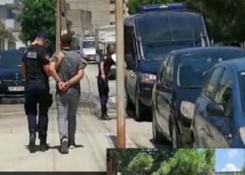 VIDEO/ Po i filmonte të dashurën që po arrestohej gjatë operacionit, i ‘forti’ në Lushnje kërcënon gazetarin: Ti ta mbash mend