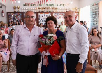 Plazh e dekorata/ Meta vlerëson me Titullin “Kalorës i Urdhrit të Flamurit” shkollën 9-vjeçare në Sarandë: Përhapëse e dijes
