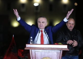 Frika e Metës nga drejtësia e shpallja “non grata” solli sulmin ndaj Sorecës dhe alibinë për “Teatrin”