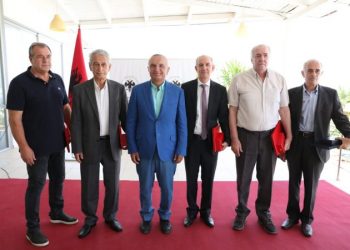 Me pushime në Sarandë, Meta merr me vete “thesin” e dekoratave: Nga shkolla 9 vjeçare e gjimnazi, tek bankieri e volejbollistët, tre ditë dekorime
