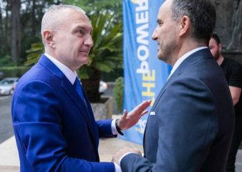 Frika e Metës nga drejtësia e shpallja “non grata” solli sulmin ndaj Sorecës dhe alibinë për “Teatrin”