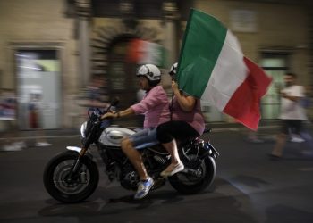 Nuk i del e keqja tifozëve anglezë, “sulmojnë” Ambasadën Italiane në Londër