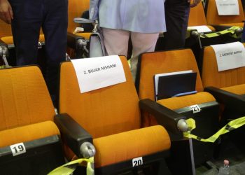 Ish-presidenti Bujar Nishani ‘braktis’ Kuvendin e Lul Bashës! Kadilli shfaqet i ulur krah Jemin Gjanës