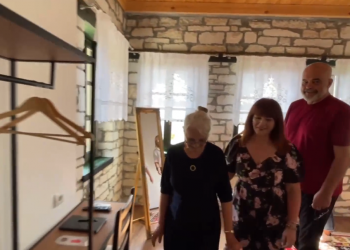 “Me vjehrrën si shkoni?”/ Edi Rama në një bujtinë në Gjirokastër, ja si i përgjigjet nusja pyetjes ngacmuese të kreut të qeverisë