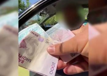 “Po kjo ç’a është?!”/ I riu futet me të kuqe, tenton të korruptojë me 20-çe, polici: Fik mjetin, dil nga makina