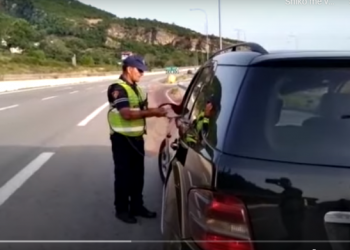 Gara në Tiranë, gjobiten 2 shoferë! Qytetarët bashkëpunojnë me policinë, telefonatat e tyre ‘kapin’ të papërgjegjshmit në timon! 1789 gjoba, ‘ikin’ 35 patenta