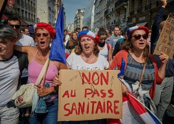 Protesta masive kundër masave anti-Covid në Francë, digjen dy qendra vaksinimi