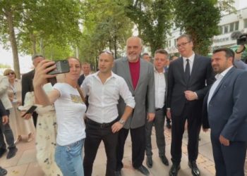Rama në Maqedoninë e Veriut, shëtitje me Zaev e Vuçiç, qytetarët iu kërkojnë ‘selfie’. A po i ndryshon emri ‘Minishengenit’?