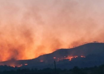FOTO/ Zjarri në Përmet krejt jashtë kontrollit, flakët ‘përpijnë’ pyje e kullota
