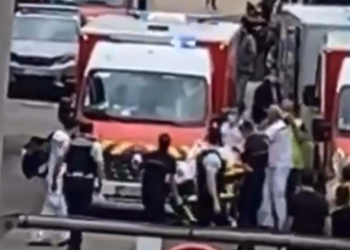 Paris/ Sulm me thikë në një qendër tregtare, pranga autorit që plagosi rëndë 2 persona