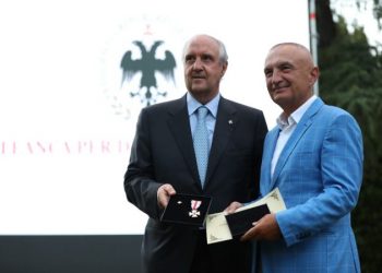 “Roli juaj unik në botë në radhët e politikanëve”/ Një dekoratë dhe për Metën, kreu i IFBDO e nderon me “Urdhrin për Merita Ndërkombëtare” të Gjakut”