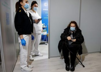 Greqia nis vaksinimin me detyrim/ Mitsotakis: Kush nuk bën injeksionin, ikën nga puna
