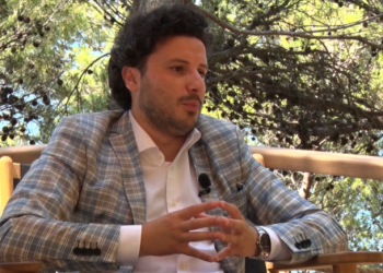 “Është më i varfri”/ Thirrja e Abazoviç: Shqiptarë, lëreni shamatën! Bashkohemi ta bëjmë Ulqinin brand europian