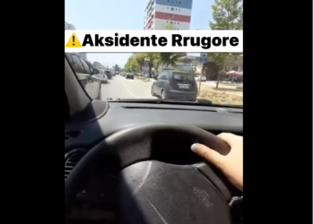 VIDEO/ I soset durimi në trafik, ‘çmendet’ i riu në Vlorë, hipën me makinë në trotuar duke rrezikuar jetën e qytetarëve