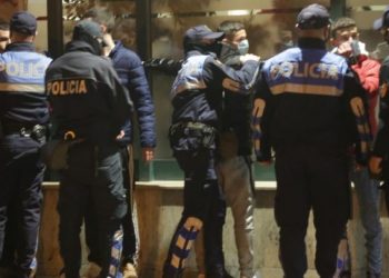 Dhunë ndaj bashkëjetueses, shufra hekuri e armë me vete/ Policia arreston ‘problematikët’ e Fierit dhe Lushnjes. Emrat