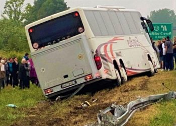 Autobusi me emigrantë shqiptarë përfundon jashtë rrugës, shkak bëhet pagjumësia e e shoferit