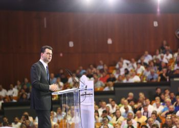 Basha si Enveri në kongres, pas goditjes së “armiqve”: 25 Prilli s’kishte asnjë lidhje me demokracinë, PD doli më e fortë dhe më e bashkuar