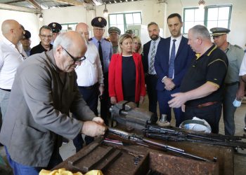 Prezantohen rezultatet e punës për grumbullimin e armatimeve pa leje, shkatërrohen 15,401 armë ilegale në Uzinën e Gramshit