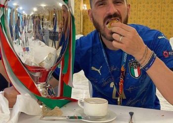 Bonuçi s’ngopet me talljet ndaj anglezëve: Hani më shumë pastashuta. Sa bukur të shihje 58 mijë vetë të iknin para medaljeve