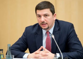 Nga “muzika e rrugës” në politikë! Krasniqi zgjidhet në krye të PDK: S’do të jetë e lehtë, por do t’ia dalim…