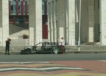 Merr flakë “Benzi” në sheshin “Nënë Tereza”, zjarrfikëset në vendngjarje