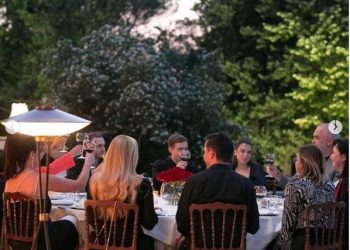 FOTOT/ Nga darka me Ramën tek vizita në Krujë, familja Lipa tregon mbresat nga Shqipëria: Na bëtë të ndihemi pjesë e familjes suaj
