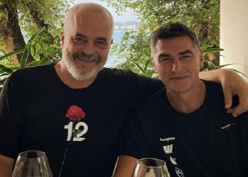 Rama drekon me familjen Lipa në Vlorë, babai i këngëtares: Mendoj se kam bërë një mik